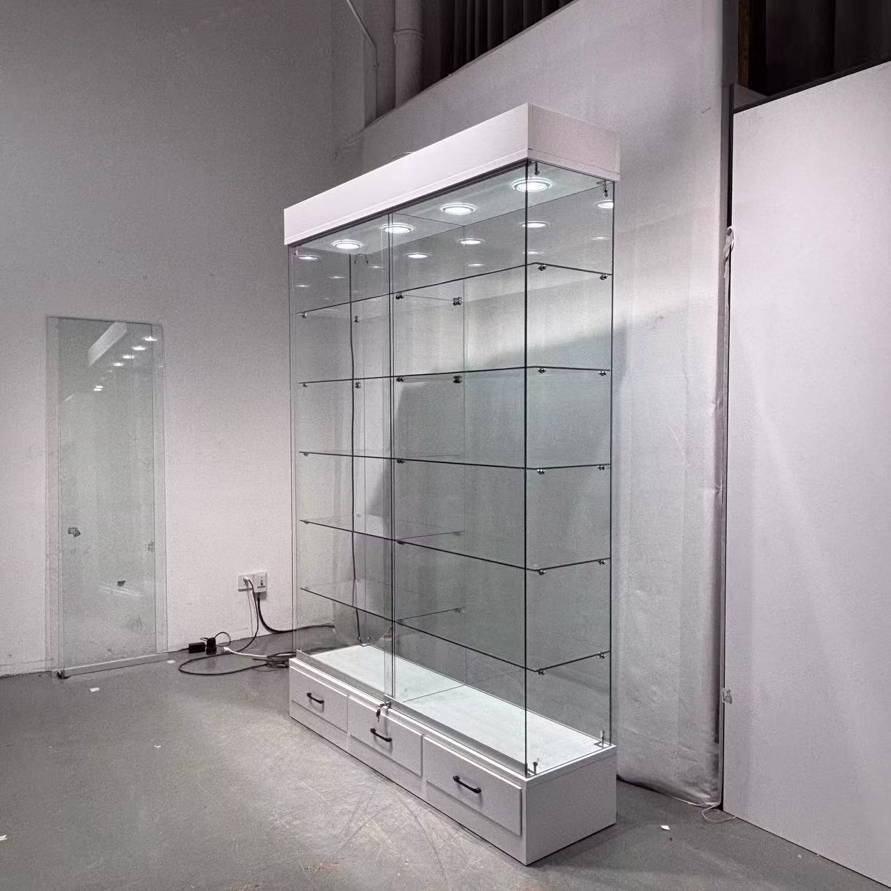 Witte Glazen Vitrinekast met 3 Laden en LED Verlichting - Afbeelding 2